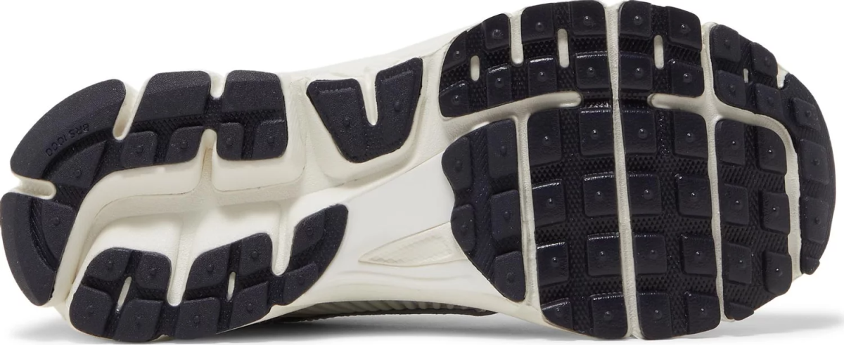 NikeZoomVomero5PhotonDustMetallicSilver_Women_s_4_9debfd60-da6e-469d-a2cb-1c1073c67156