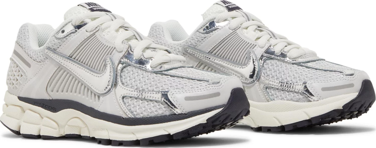 NikeZoomVomero5PhotonDustMetallicSilver_Women_s_2_4a70dade-fba9-4329-b3d4-69d66c34fc22