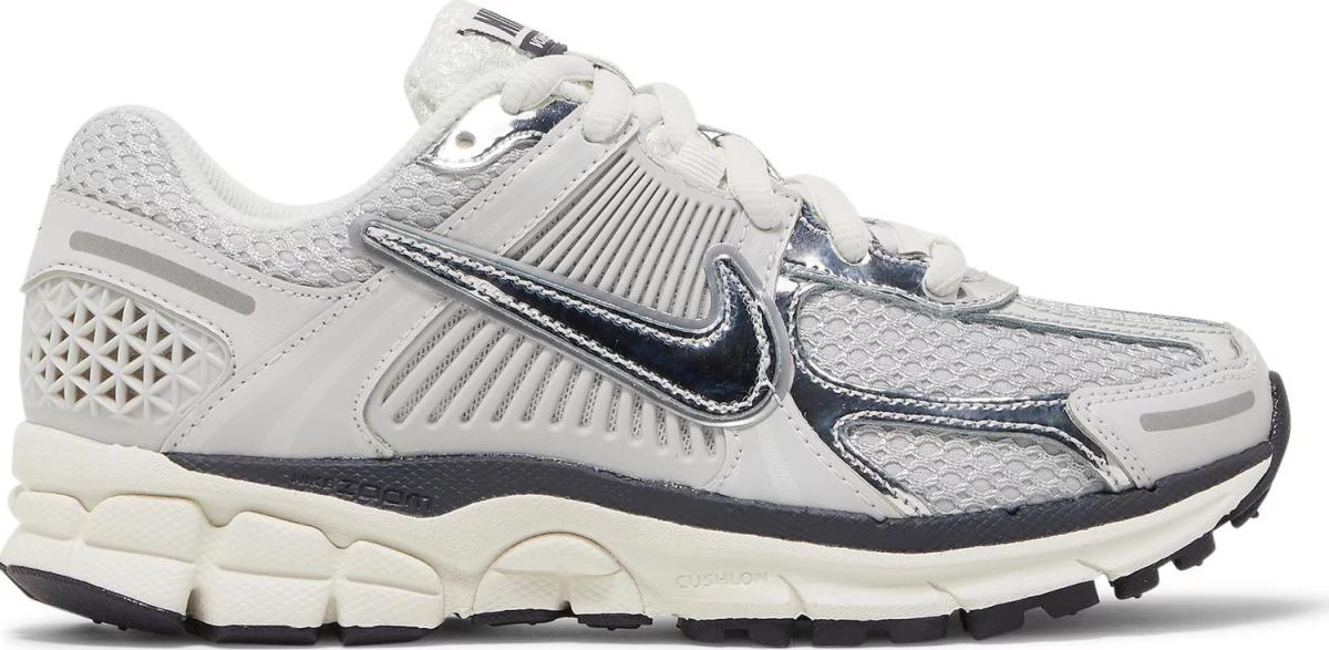 NikeZoomVomero5PhotonDustMetallicSilver_Women_s_1958baeb-49bc-4820-99fc-3c111dd843ce