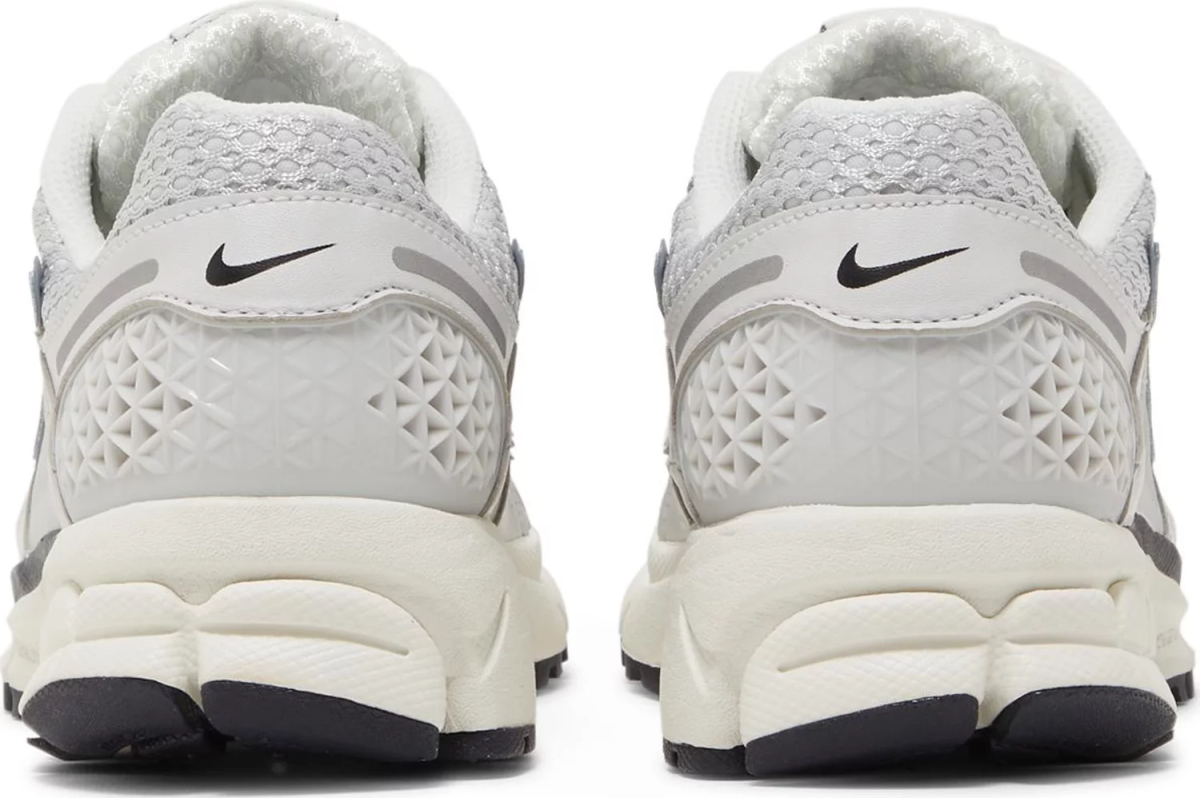 NikeZoomVomero5PhotonDustMetallicSilver_Women_s_3_3c591ffe-c581-41f5-8d63-ce35afa915db